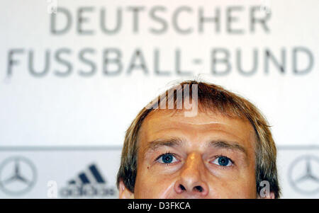 (Dpa) - Fußball-Trainer Jürgen Klinsmann während einer Pressekonferenz in Bangkok, Thailand, am Montag, 20. Dezember 2004 abgebildet. Deutschland treffen die Thailand-Team auf ihre letzte Station ihrer Asien-Reise auf Dienstag, 21. Dezember 2004. Stockfoto