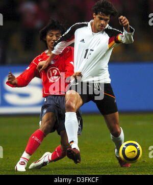 (Dpa) - Fußball-Team Kapitän Michael Ballack (R) Kämpfe um den Ball mit South Korean Kyu-Seon Park während der Fußball-freundlich übereinstimmen zwischen Deutschland und Südkorea Asiad Stadium in Busan, Südkorea, Sonntag, 19. Dezember 2004. Südkorea gewann 3: 1. Stockfoto