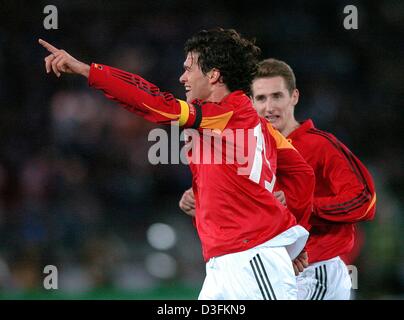 (Dpa) - deutsche Mittelfeldspieler und Team-Kapitän Michael Ballack (L) mit Teamkollege Miroslav Klose feiert nach seinem Tor das 2: 0 im Freundschaftsspiel zwischen Japan und Deutschland im internationalen Stadium in Yokohama, Japan, Donnerstag, 16. Dezember 2004. Deutschland gewann das erste Spiel von seinen drei Spiel-Tour durch Asien mit einem Endstand von 3: 0. Stockfoto