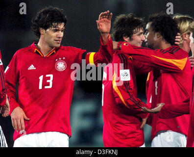 (Dpa) - deutsche Mittelfeldspieler und Team-Kapitän Michael Ballack (L) zusammen mit Teamkollegen und Nationalmannschaft Newcomer Christian Schulz (C) und Patrick Owomoyela nach Kriegsende das Freundschaftsspiel zwischen Japan und Deutschland im internationalen Stadium in Yokohama, Japan, 16. Dezember 2004 feiert. Deutschland gewann das erste Spiel von seinen drei Spiel-Tour durch Asien mit einem Endstand von 3: 0. Stockfoto