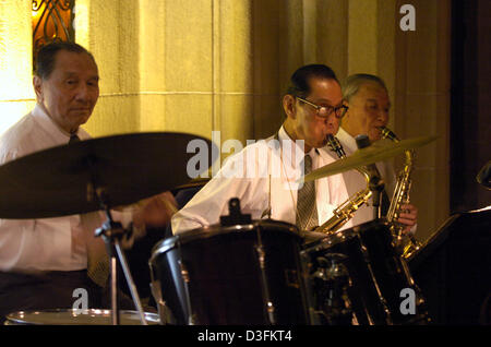 (Dpa) - Blick auf eine Leistung von der berühmten alten Jazz Band im Peace Hotel in Shanghai, China, Oktober 2004. Stockfoto