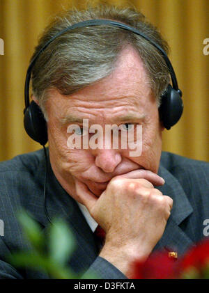 (Dpa) - Bundespräsident Horst Köhler hört über Kopfhörer eine Rede bei der Afrikanischen Union in Addis Abeba, Äthiopien, 15. Dezember 2004. Stockfoto