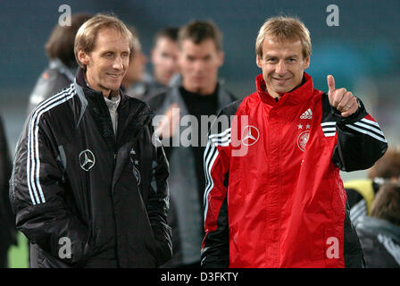 (Dpa) - Fußball-Team Cheftrainer Juergen Klinsmann (R) führt das Team neue Sport-Psychologe Hans-Dieter Hermann während einer Übung im International Stadium in Yokohama, Japan, Mittwoch, 15. Dezember 2004. Die deutsche Mannschaft ist auf eine neuntägige Tour durch Asien und treffen auf Donnerstag, 16. Dezember 2004 die Nationalmannschaft von Japan in einem Freundschaftsspiel in Yokohama. Afterwa Stockfoto