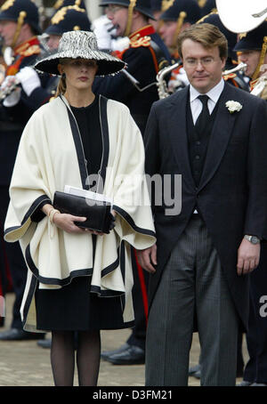 (Dpa) - niederländische Prinzessin Mabel und niederländischen Prinzen Johan Friso ihren Tribut zollen Prinz Bernhard in Delft, Niederlande, 11. Dezember 2004. Eine Trauerfeier fand Prinz Bernhard am Nieuwe Kerk (neue Kirche) in Delft, wo er später am Grab des niederländischen Königshauses begraben wurde. Prinz Bernhard starb am 1. Dezember 2004 im Alter von 93 Jahren nach einer schweren Erkrankung der Atemwege ein Stockfoto