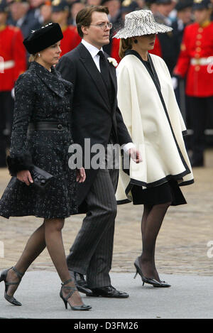 (Dpa) - niederländische Prinzessin Laurentien (vorne), niederländischer Prinz Johan Friso und niederländische Prinzessin Mabel kommen vor der Nieuwe Kerk (neue Kirche) in Delft, Niederlande, 11. Dezember 2004. Eine Trauerfeier fand Prinz Bernhard in der Nieuwe Kerk wo er später am Grab des niederländischen Königshauses begraben wurde. Prinz Bernhard starb am 1. Dezember 2004 im Alter von 93 Jahren nach einer se Stockfoto