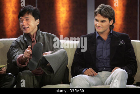 (Dpa) - Schauspieler Jackie Chan und Swiss Tennis pro Roger Federer (R) im Bild, während im deutschen Fernsehen zeigen "Wetten, dass..?" (Wette, wenn...?) in Nürnberg, 11. Dezember 2004. Stockfoto