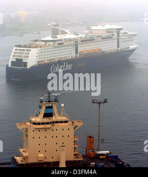 (Dpa) - legen Sie die neue Luxus Fähre "Color Fantasy" Pässe durch den Nebel beim Anflug auf der Landung im Hafen von Kiel, Deutschland, 11. Dezember 2004. Die 224 Meter lange und 35 Meter breite Schiff im Besitz der norwegischen Reederei "Color Line" Kabinen für 2.750 Passagiere Häuser. Restaurants, ein Wellness-Center, Unterhaltung Orte und einer 160 m langen Shopping Mall gehören zu den attr Stockfoto