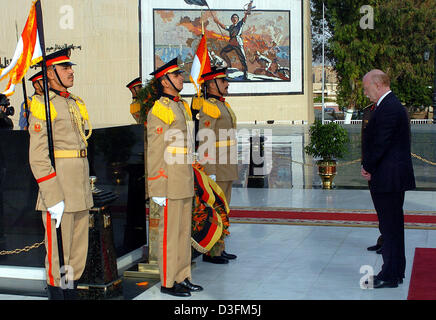 (Dpa) - steht German Defence Minister Peter Struck (R) vor dem Denkmal für den "unbekannten Soldaten" in Kairo, Ägypten, 9. Dezember 2004. Im Mittelpunkt der Gespräche in Ägypten Perspektiven für den Konflikt im Irak und im Nahen Osten sowie die so genannte mediterrane Dialog, von der NATO. Nach seinem Besuch in Ägypten geschlagen besucht eine deutsche Ausbildung-Kommando in den Vereinigten Arabischen Emiraten Stockfoto