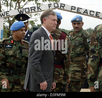 (Dpa) - Bundespräsident Horst Köhler (vorn) trifft pakistanische Soldaten der Vereinten Nationen Friedenssicherung Kräfte in Kenema, Sierra Leone, 8. Dezember 2004. Köhler ist zu einem viertägigen Besuch in Sierra Leone und reist nach Benin auf Donnerstag, 9. Dezember 2004. Stockfoto