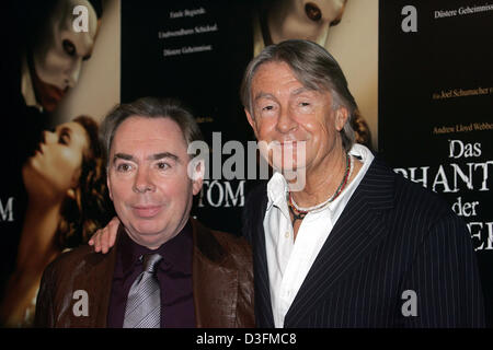 (Dpa) - britische Komponist Sir Andrew Lloyd Webber (L) und Regisseur Joel Schumacher präsentieren den Film musical "Phantom of the Opera" in München, Deutschland, 8. Dezember 2004. Stockfoto