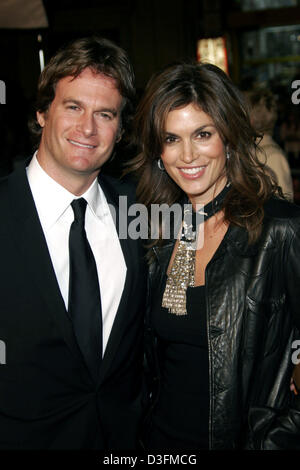 (Dpa) - Supermodel Cindy Crawford und Ehemann Rande Gerber Lächeln bei der Premiere des neuen Films "Ocean's 12" in Hollywood, USA, 8. Dezember 2004. Stockfoto