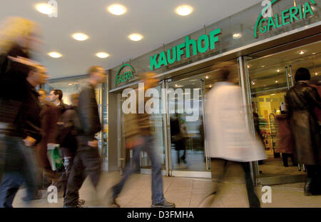 (Dpa) - Kunden finden ihren Weg in die Galeria-Kaufhof-Filiale auf der berühmten Zeil in der Innenstadt von Frankfurt am Main, 6. November 2004. Stockfoto