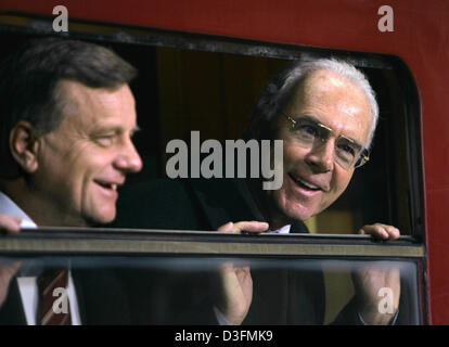 (Dpa) - Hartmut Mehdorn (L), Vorstandsvorsitzender der Deutschen Bahn (DB, Deutsche Bahn) und Franz Beckenbauer, Leiter des 2006 FIFA World Cup Organisationskomitee, schauen aus dem Fenster des ursprünglichen Zuges mit denen der ersten deutschen Weltmeister 1954 das Land in Berlin, Deutschland, 7. Dezember 2004 tourte. Die Deutsche Bahn als letzte nationale Sponsor ausgewählt wurde die Stockfoto