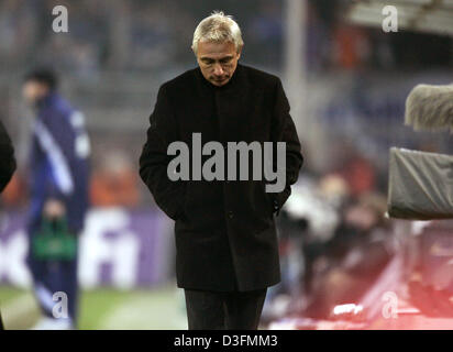 (Dpa) - match Dortmund Kopf sieht Trainer Bert van Marwijk leider auf den Boden während der Bundesliga zwischen Borussia Dortmund und Schalke 04 im Westfalenstadion in Dortmund, Deutschland, 5. Dezember 2004. Dortmund verliert gegen ihren beheizten regionalen Rivalen Schalke 0: 1 und ist jetzt nur drei Punkte weg von einem Abstieg vor Ort. Stockfoto