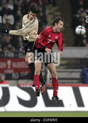 (Dpa) - Bayern-Mittelfeldspieler Michael Ballack (L) in einer Überschrift-Duell mit Nürnberg weiterleiten Markus Schroth in der deutschen Bundesliga match zwischen 1. FC Nürnberg und FC Bayern München im Frankenstadion in Nürnberg, 4. Dezember 2004. Das bayerische interstate Match endete mit einem 2: 2 Unentschieden. Stockfoto