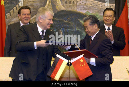 (Dpa) - deutsche Bundeskanzler Gerhard Schröder (L) und Chinese Premier Wen Jiabao (R) zu applaudieren, während der deutsche Innenminister Otto Schily (2. v. L) und Zhang Balin (2. von R), chinesische Minister für Personalfragen, Austausch von Verträgen über die Verlängerung des Abkommens für die weitere Entwicklung der staatlichen Verwaltung in Peking, China, Montag, 6. Dezember 2004. Schro Stockfoto