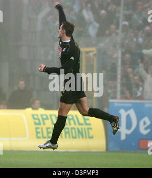 (Dpa) - Bremen-Stürmer Miroslav Klose feiert nach seinem Tor das 2: 0 in der deutschen Bundesliga match zwischen SC Freiburg und Werder Bremen im Badenova-Stadion in Freiburg im Breisgau, 4. Dezember 2004. Der amtierende deutsche Meister Bremen verprügelt niedrigen Freiburg zu Hause mit einem Endstand von 6: 0. Stockfoto