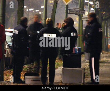 (Dpa) - Offiziere von dem deutschen Bureau der Verbrecher Untersuchung (BKA) stellen Sie sich vor einem Hochhaus, in dem eine Wohnung wurde in Berlin, Deutschland, frühen 3. Dezember 2004 durchsucht wurde. Polizei vereitelt ein Gebot von Extremisten, irakischen Interims-Ministerpräsident Iyad Allawi bei seinem deutschen Besuch zu ermorden. Allawi ernsthaft bedroht war, sagte Chief German Federal Staatsanwalt Kay Nehm in K Stockfoto