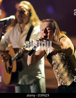 (Dpa) - britische Rockband Uriah Heep - auf der rechten Seite Sänger Bernie Shaw - durchführen während der ZDF-Sendung 50 Jahre Rock - Love Songs (50 Jahre Rock-Musik - Liebeslieder) in Bremen, Deutschland, 27. November 2004. Stockfoto