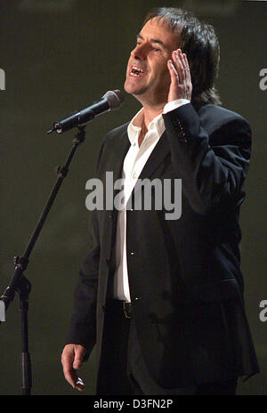 (Dpa) - Chris de Burgh führt während der ZDF-Sendung 50 Jahre Rock - Love Songs (50 Jahre Rock-Musik - Liebeslieder) in Bremen, Deutschland, 27. November 2004. Stockfoto