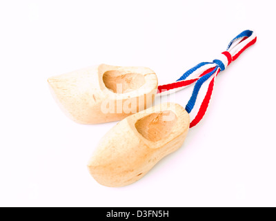 Holländische Holzschuhe und isoliert auf weiss, eines der Symbole der niederländischen Flagge Stockfoto