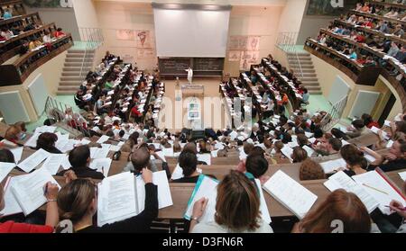 (Dpa) - erstmals Schüler einen Anatomie-Vortrag von Professor Wolfgang Schmidt an der Fakultät für Medizin an der Universität Leipzig besuchen, Deutschland, 15. November 2004. Laut einem Bericht von 'Spiegel' Magazin der Universität Leipzig gehört zu den Universitäten mit den besten Schülern in Deutschland. Dritter hinter der Freiburger Universität und der technischen Universität Leipzig Stelle ich Stockfoto