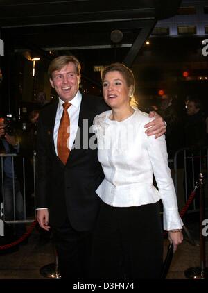 (Dpa) - Crownprince Willem-Alexander und Prinzessin Maxima erreichen Lucent Danstheater in den Haag, die Niederlande, 24. November 2004. Das Ballet Theatre Gastgeber eine Ballettaufführung anläßlich der Hochzeit von Prinz Johan Friso und Prinzessin Mabel. Der festliche Anlass war in diesem Jahr durch den Tod von Prinzessin Juliana verschoben worden. Stockfoto