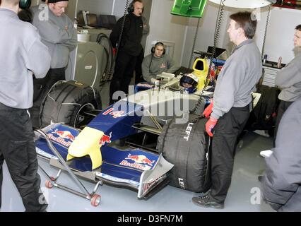 (Dpa) - umgeben von Mechanik sitzt österreichischen Formel1 pilot Christian Klien im neuen Red Bull F1-Rennwagen im Feld Team auf der Rennstrecke Circuit de Catalunya in Barcelona, Spanien, 24. November 2004. Das neue Team, das aus dem Jaguar Team entstanden, werden Teil der Formel1 im Jahr 2005. Stockfoto