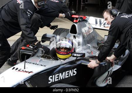 (Dpa) - kolumbianischer Formel 1-Fahrer Montoya sitzt in einem McLaren-Mercedes-Rennwagen auf der Rennstrecke Circuit de Catalunya in Barcelona, Spanien, 24. November 2004. Montoya, der befindet sich noch im Vertrag mit dem BMW-Williams-Team, empfangene Erlaubnis zur Probefahrt für sein neues Team McLaren-Mercedes für wen er in der kommenden F1 Saison 2005 zu fahren. Stockfoto