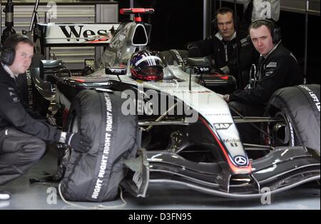 (Dpa) - kolumbianische Formel 1 Fahrer Montoya sitzt in einem McLaren-Mercedes-Rennwagen im Feld Team auf der Rennstrecke Circuit de Catalunya in Barcelona, Spanien, 24. November 2004. Montoya, der befindet sich noch im Vertrag mit dem BMW-Williams-Team, empfangene Erlaubnis zur Probefahrt für sein neues Team McLaren-Mercedes für wen er in der kommenden F1 Saison 2005 zu fahren. Stockfoto