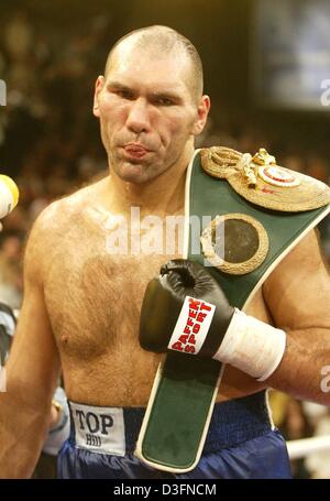 (Dpa) - russischen Boxer Nikolai Valuev geschultert hat den Welt-WM-Gürtel nach disqualifiziert von der WBA Kampf gegen Gerald Nobles in Kempten, Deutschland, 20. November 2004. Valuev disqualifiziert wurde wiederholt auf Adligen unter die Gürtellinie. Stockfoto