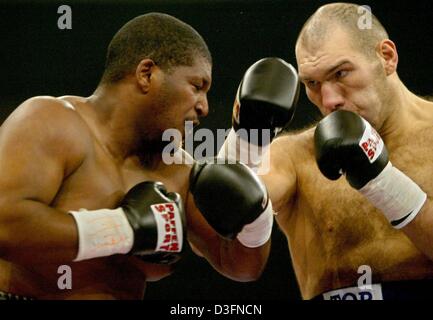 (Dpa) - kämpft russischen Boxer Nikolai Valuev (R) gegen uns Gerald Nobles während ihrer WBA Schwergewichts-Kampf in Kempten, Deutschland, 20. November 2004. Valuev war in der vierten Runde für das immer wieder schlagen Adligen unter die Gürtellinie disqualifiziert. Stockfoto