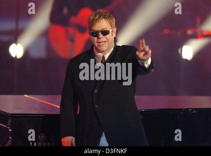 (Dpa) - britischer Musiker Sir Elton John bei den 56. "Bambi" Medien Preisverleihung in Hamburg, Deutschland, 18. November 2004. Jedes Jahr ehrt die deutschen Burda Media Group Prominente aus der Welt der Unterhaltung, Literatur, Sport und Politik. Stockfoto