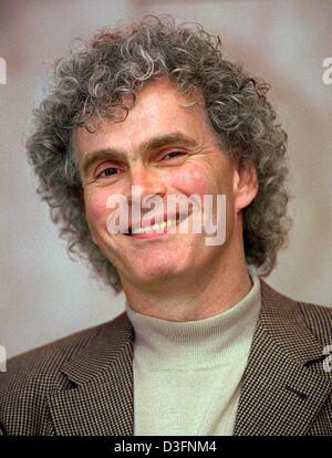 (Dpa-Dateien) - britischer Dirigent Sir Simon Rattle, während einer Pressekonferenz in Berlin, 25. September 1999 abgebildet. Simon Rattle Januar l955 in Liverpool geboren und im Alter von l6, ging an der Royal Academy of Music in London, Dirigieren zu studieren. L974 wurde er Assistant Conductor des Bournemouth Symphony und Sinfonietta für drei Jahre. Anschließend bekleidete er titl Stockfoto