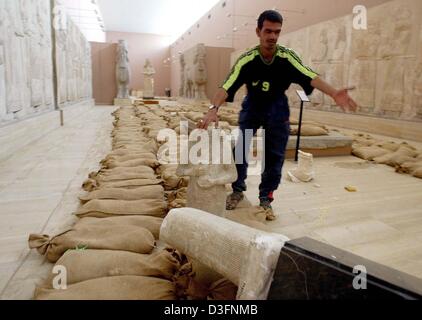 (Dpa) - ein irakischer Mann zeigt eine gebrochene antike Statue in das irakische Nationalmuseum in Bagdad, Irak Hauptstadt, 12. April 2003. Das irakische Nationalmuseum wurde teilweise von den Bürgern in den letzten zwei Tagen geplündert. Iraker haben zunehmende Frustration über Gesetzlosigkeit in der Hauptstadt ausgedrückt, die für einen vierten geraden Tag Samstag seit der Ankunft der US-Truppen und th fortgesetzt Stockfoto