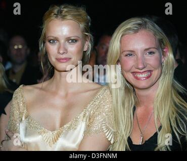 (Dpa) - Mode-Designer Jette Joop (R) ist begleitet von einer nicht identifizierten Frau bei der Gala für die Erinnerungen Tag Award 2003 in Hamburg, 17. Mai 2003. Stockfoto