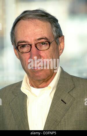 (Dpa) - der französische Filmregisseur und Drehbuchautor André Téchiné ('Strayed', "Beach Cafe", "Weit weg") stellt auf der 56. Filmfestival in Cannes, Frankreich, 16. Mai 2003. Téchiné präsentiert seinen Film 'Strayed' (Les Egares). 20 Filme sind im diesjährigen Wettbewerb um der Goldenen Palme ausgezeichnet. Stockfoto