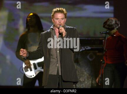 (Dpa) - Mick Hucknall und seine Band Simply Red, bereits eine Legende der britischen Rock-Musik, singt, während die Band die Leistung bei einer TV-Show in Freiburg, Deutschland, 17. Mai 2003. Stockfoto