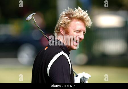 (Dpa) - deutsche ehemalige Tennis-star Boris Becker bei einem Golfturnier in Monte Carlo, Monaco, 19. Mai 2003 lächelt. Das Turnier ist Teil der "Laureus World Sports Award", die am 20. Mai 2003 zum vierten Mal präsentiert werden und für die Becker ist Mitglied der Jury. Stockfoto