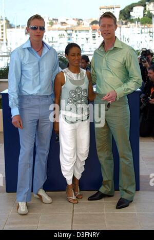 (Dpa) - US-Schauspielerin Jada Pinkett-Smith, Ehefrau von Will Smith, posiert mit Schauspieler Zwillinge Adrian (L) und Neil Rayment, wie sie ihren Film "Matrix Reloaded" bei den 56. internationalen Filmfestival in Cannes, Frankreich, 15. Mai 2003 präsentieren. Stockfoto