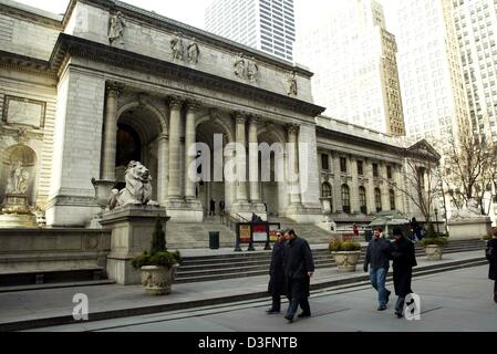 (Dpa) - Fuß Fußgänger hinter dem Eingang der Stadtbücherei auf der 5th Avenue und 42nd Street in New York, 15. Februar 2003. Der New York State Library ist Teil des Office kulturelle Bildung innerhalb der New York State Education Department. Seit seiner Gründung im Jahr 1818 wurde die Staatsbibliothek ein Repository für amtlichen Veröffentlichungen der Exekutive, legislative, und j Stockfoto