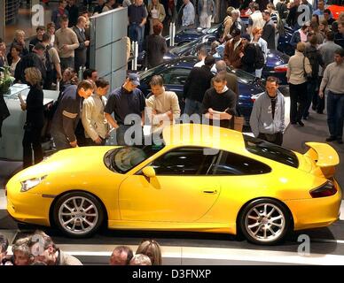 (Dpa) - zahlreiche Besucher betrachten ein Porsche-Sportwagen auf der AMI (Auto Messe International) Auto Messe in Leipzig, Deutschland, 13. April 2003. Mehr als 415 Aussteller aus 16 Ländern präsentiert die neuesten Entwicklungen auf Autos, Auto-Geräte und Zubehör auf der AMI Auto Messe. Kfz-Hersteller präsentieren ihre neuesten Modelle welche Premier auf der Auto-Messe. Wit Stockfoto