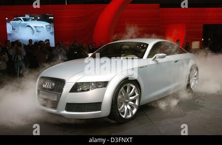 (Dpa) - ein Bild des neuen Allrad-Antrieb Modell "Nuvolari Quattro' von der Audi AG wird in Rauch während einer Präsentation auf dem Genfer"Automobilesalon", die Autoausstellung und Messe in Genf, Schweiz, 4. März 2003 behandelt. Die "Automobilesalon" ist das erste Highlight im aktuellen europäischen Jahr für Kfz-Hersteller und Designer. 265 Aussteller präsentieren rund um Stockfoto