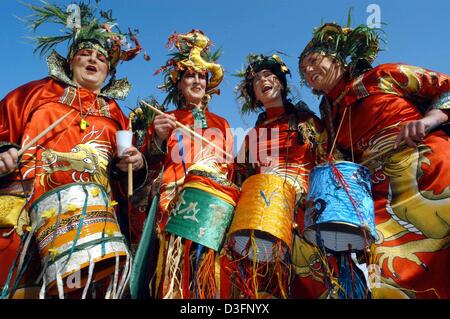 (Dpa) - "chinesischer Drache Trommler" nehmen Teil in der traditionellen chinesischen Karneval in Dietfurt, Deutschland, 27. Februar 2003. Jedes Jahr verkleiden Menschen in chinesische Kostüme und Parade durch die Stadt. Chinesische Karneval feiert man wegen einer Geschichte aus dem Mittelalter in dem Dietfurts Menschen keine Zöllner Erlaubnis geben, ihre Stadt zu betreten, so dass er außerhalb der Stadt stand Stockfoto