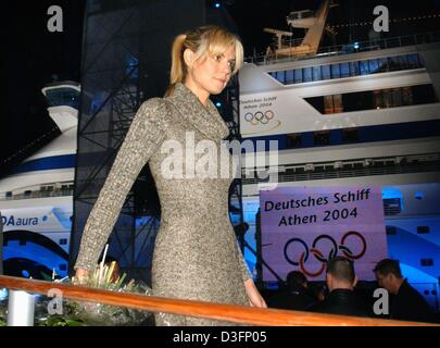 (Dpa) - deutsche Top-Model Heidi Klum mit einem Blumenstrauß geht vorbei an der AIDAaura Kreuzer in Rostock, Deutschland, 12. April 2003. Heidi Klum war in Rostock, die AIDAaura, die Luxus-Kreuzfahrtschiff der P & O Princess Cruises International Ltd in London, zu taufen, die Meere für den Reiseveranstalter Seetours Kreuzfahrt wird. Die 29 Jahre alte Modell räumte ein, dass sie selbst nie auf einer Stockfoto