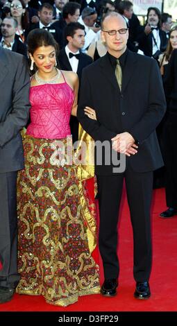 (Dpa) - US-Regisseur Steven Soderbergh und seine Frau US-Schauspielerin Jules Asner kommen bei der Eröffnungsgala der 56. internationalen Filmfestival in Cannes, Frankreich, 14. Mai 2003. Der erste Film, der offiziell von der Jury ausgewählt und dem Publikum präsentiert wurde die französische Produktion "Fanfan la Tulipe". 20 Filme sind im diesjährigen Wettbewerb um der Goldenen Palme ausgezeichnet. Stockfoto