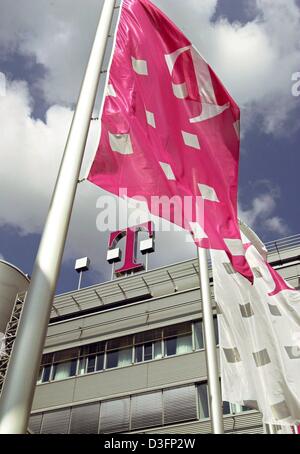 (Dpa) - Wellen eine Fahne mit dem Logo der Deutschen Telekom vor dem Hauptsitz des Unternehmens in Bonn, Deutschland 13. Mai 2003. Nach Rekordschäden letztes Jahr konnte das Unternehmen jetzt in die Gewinnzone zurückkehren. Deutsche Telekom erzielt einen Überschuss von 853 Millionen Euro im ersten Quartal des Geschäftsjahres 2003. In dem gleichen Zeitraum im Vorjahr gebucht das Unternehmen Verluste o Stockfoto