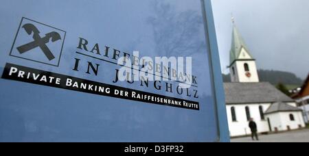 (Dpa) - ein Blick auf die öffentliche Werbung und das Logo der Bank Jungholz, Finanzinstitut, Stand in der Nähe einer Kirche in Jungholz, Österreich, 31. März 2003. Internationale Investoren einzahlen zunehmend ihr Vermögen mit Finanzinstituten befindet sich auf diesem Gebiet Österreichs ist eine Pflicht und steuerfrei. Bankgeheimnis ist ein Verfassungsgesetz und bietet daher besonderen Schutz von m Stockfoto