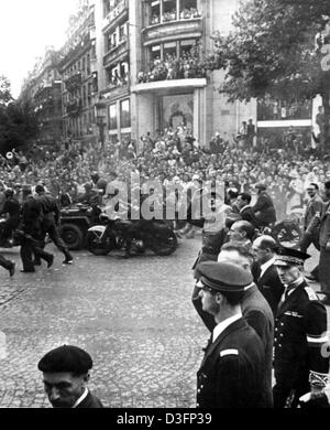 (Dpa-Dateien) - General Charles de Gaulle (C, salutieren) kommt in der französischen Hauptstadt nach seiner Befreiung in Paris, 26. August 1944. Der deutschen Militärgouverneur von Paris, Dietrich von Choltitz, ergab sich den Alliierten im Jahr 1944 ignorieren Hitlers Befehl, die Belagerung zu halten oder die Stadt zu zerstören, da zog er sich zurück. Am 25. August 1944 unterzeichnete er die Bescheinigung über seine Kapitulation. Stockfoto