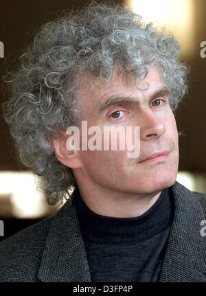 (Dpa-Dateien) - britischer Dirigent Sir Simon Rattle in Berlin, 23. April 2001 abgebildet. Simon Rattle Januar l955 in Liverpool geboren und im Alter von l6, ging an der Royal Academy of Music in London, Dirigieren zu studieren. L974 wurde er Assistant Conductor des Bournemouth Symphony und Sinfonietta für drei Jahre. Anschließend hielt er Titel mit dem Royal Liverpool-Ph Stockfoto